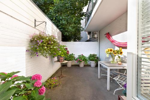 a courtyard with potted plants and a table at Boutique Studio Magielsen in Amsterdam