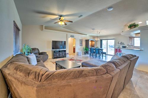 Un lugar para sentarse en Bright Lake Havasu Home with New Backyard Oasis!