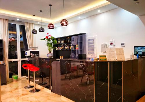 - un bar avec un tabouret rouge dans la chambre dans l'établissement CSI Group - Hotel Metropoli, à Milan