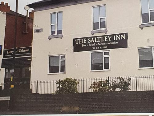 The Saltley Inn في برمنغهام: مبنى عليه لافته مكتوب فيها ساليفانج ان