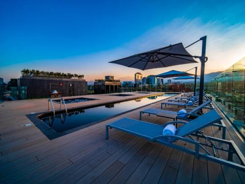 a pool on the roof of a building at Galeria Plaza San Jeronimo in Mexico City