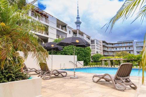 The swimming pool at or close to Ohtel Auckland