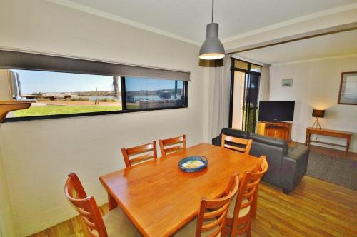 Un lugar para sentarse en Riverview Holiday Apartment 12 - Kalbarri WA