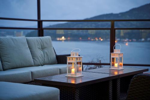 two candles on a coffee table in a living room at HOTEL HIMALAYA SEA in Ito