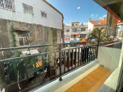 a balcony with a view of a city street at 墾丁聚點旅棧 2Ps Hotel in Kenting