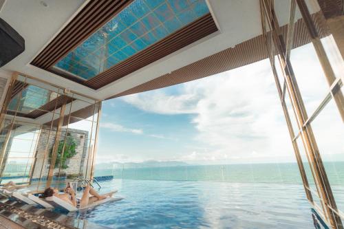 Cette chambre dispose d'une piscine avec vue sur l'océan. dans l'établissement La Vague Hotel, à Nha Trang