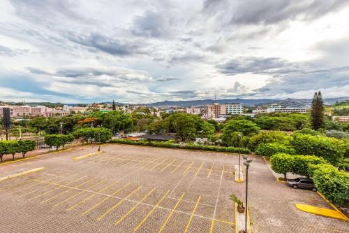 parking z miastem w tle w obiekcie Clarion Hotel Real Tegucigalpa w mieście Tegucigalpa