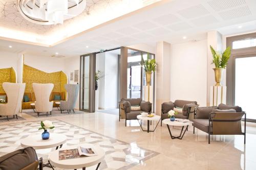 eine Lobby mit Sofas, Stühlen und Tischen in der Unterkunft Residhome Marseille in Marseille