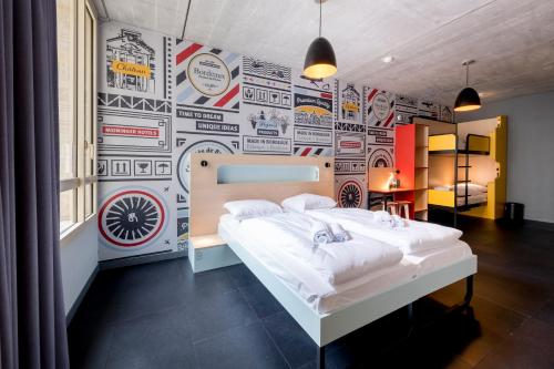 Una cama o camas en una habitación de MEININGER Hotel Bordeaux Gare Saint-Jean