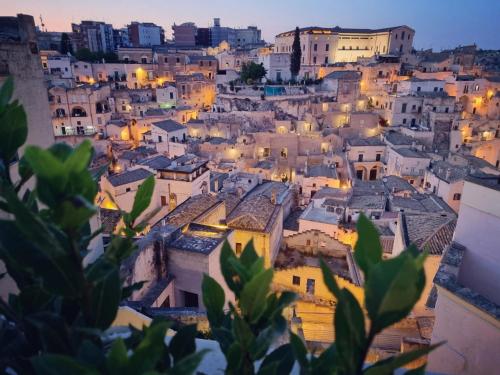 - Vistas a la ciudad por la noche en Antica Pepice, en Matera