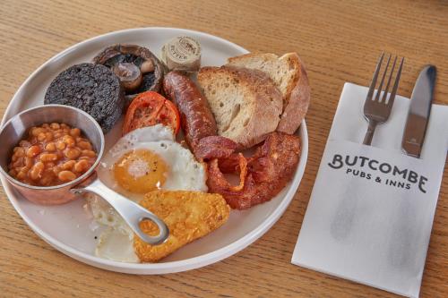 un piatto di prodotti per la colazione con uova, salsicce e toast di The Fleet Inn a Tewkesbury