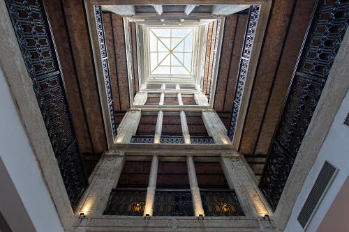 Blick auf die Decke eines Gebäudes mit Fenster in der Unterkunft Mest Hotel Istanbul Sirkeci in Istanbul