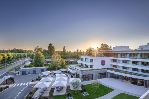 eine Luftansicht eines Gebäudes in der Unterkunft Rivage Hôtel & Spa Annecy in Annecy