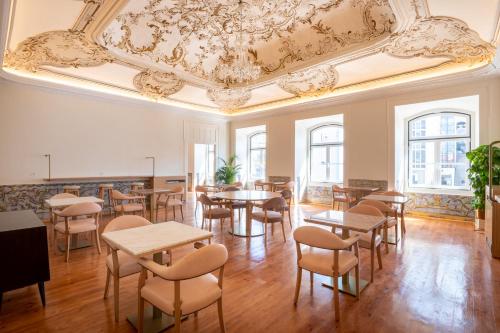 A seating area at Memoria Lisboa FLH Hotels