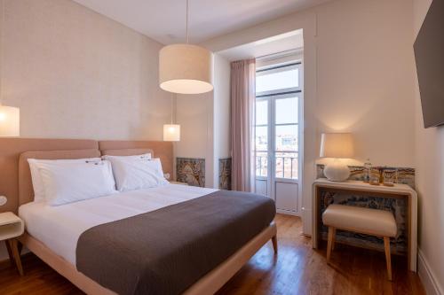 A bed or beds in a room at Memoria Lisboa FLH Hotels