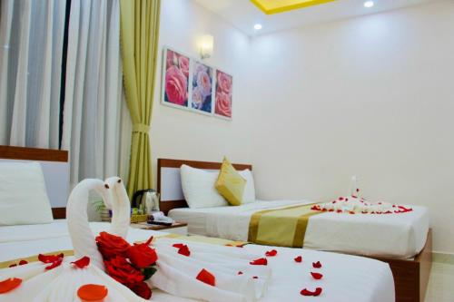 Giường trong phòng chung tại Phuc Con Son Hotel