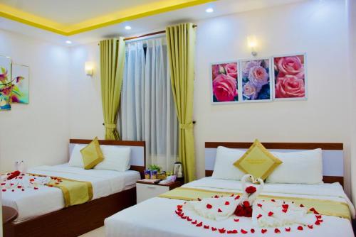 Giường trong phòng chung tại Phuc Con Son Hotel