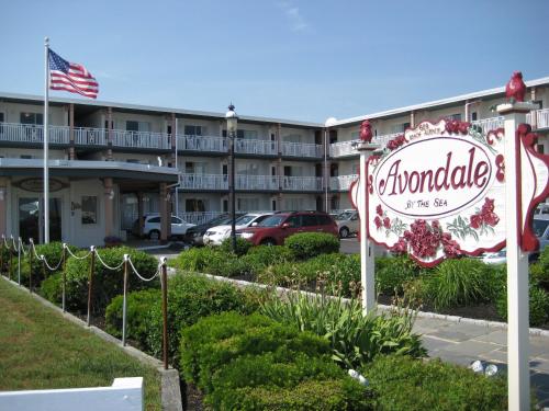 een bord voor een groot hotel bij Avondale by the Sea in Cape May