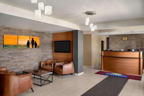 Days Inn by Wyndham Fredericton tesisinde bir oturma alanı