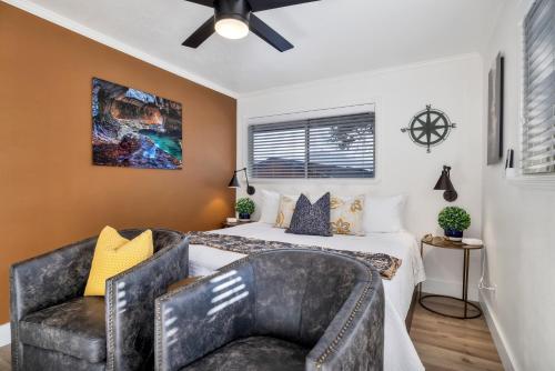 a bedroom with a bed and a couch at Red Rock Inn Cottages in Springdale