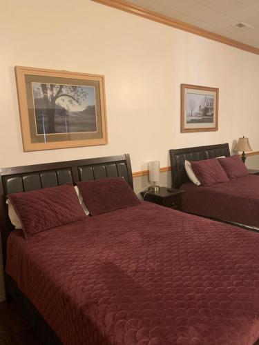 ein Hotelzimmer mit 2 Betten mit roter Bettdecke in der Unterkunft Zion's Most Wanted Hotel in Hildale