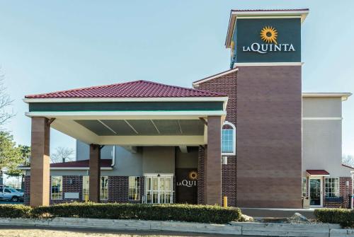 La Quinta by Wyndham Kansas City Airport في كانساس سيتي: إطلالة أمامية على فندق لاورينا