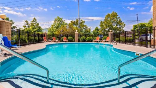 a swimming pool at a hotel with chairs at Best Western Plus Knoxville Cedar Bluff in Knoxville