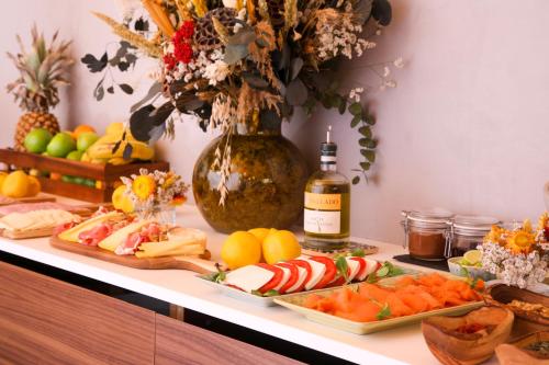 una mesa cubierta con comida y una botella de vino en São Vicente Alfama Hotel by TRIUS Hotels, en Lisboa