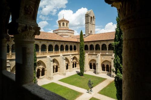 巴尔武埃纳德杜埃罗Castilla Termal Monasterio de Valbuena的从大楼的窗户可欣赏到庭院景色