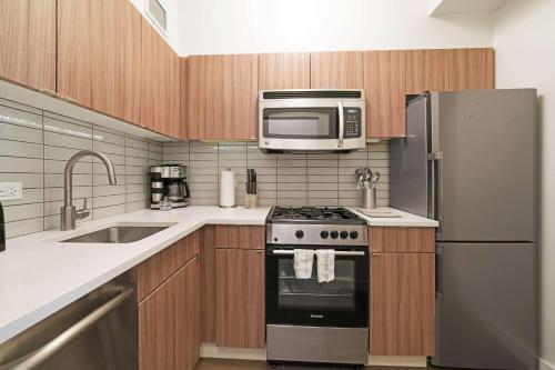 Una cocina o kitchenette en The Beekman Tower, Trademark Collection by Wyndham