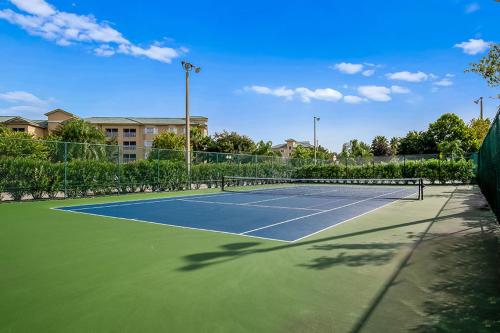 Tennistä tai squashia majoituspaikan Silver Lake Resort alueella tai lähistöllä