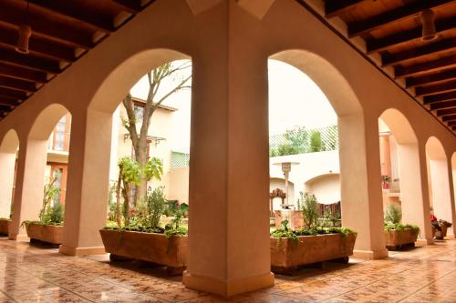 een speelhal in een gebouw met potplanten bij Hotel Junvay in San Cristóbal de Las Casas