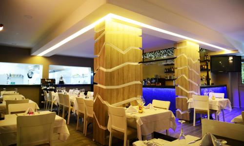 Un restaurant u otro lugar para comer en Ozgur Bey Spa Hotel