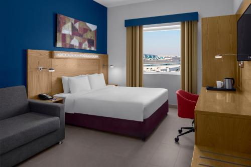 Säng eller sängar i ett rum på Holiday Inn Express Dubai Airport, an IHG Hotel