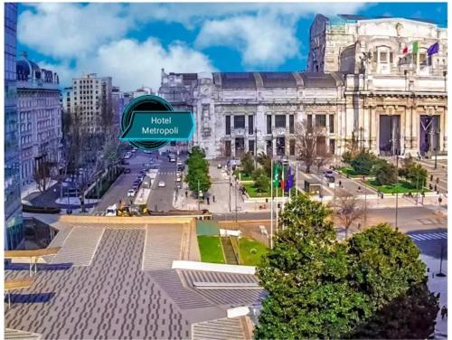 un bâtiment avec un panneau indiquant l'hôtel mexico dans l'établissement CSI Group - Hotel Metropoli, à Milan