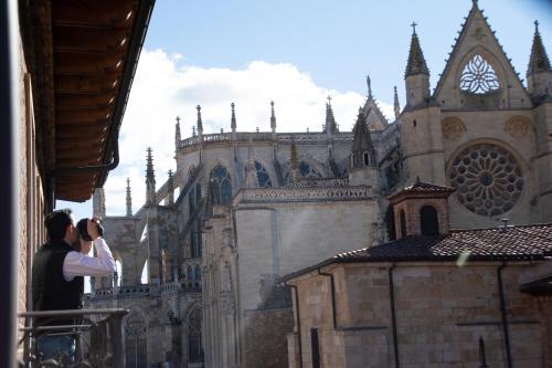 a man taking a picture of a cathedral at Hotel Spa QH Centro León in León