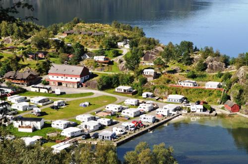 una vista aerea di un campeggio su un lago di Kyrping Camping a Kyrping