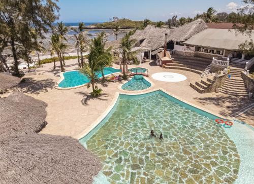 uma vista superior de uma piscina num resort em Lily Palm Resort em Watamu