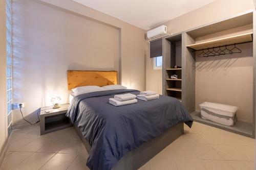 een slaapkamer met een bed met handdoeken erop bij Boutique Studios & Apartments - by Avelink in Spáta