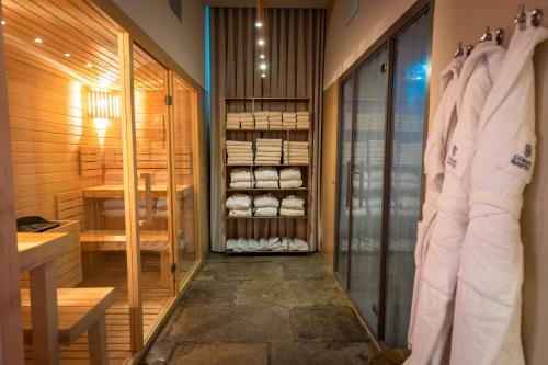 - une douche à l'italienne avec des serviettes dans l'établissement Corpo Santo Lisbon Historical Hotel, à Lisbonne