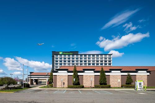 een gebouw met een parkeerplaats ervoor bij Holiday Inn Newark International Airport in Newark