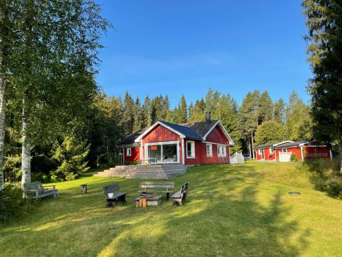 En trädgård utanför Beautiful house in the nature with private river access