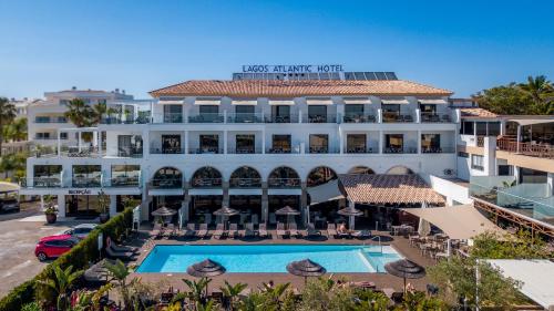 Kolam renang di atau di dekat Lagos Atlantic Hotel