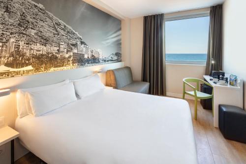 Krevet ili kreveti u jedinici u objektu B&B HOTEL Alicante