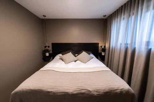 - une chambre avec un grand lit et 2 oreillers dans l'établissement Keflavik Luxury apartment - KLA, à Keflavík