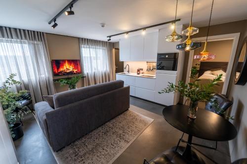 - un salon avec un canapé et une table dans l'établissement Keflavik Luxury apartment - KLA, à Keflavík