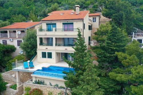 vista aerea di una casa con piscina di Villa Relax , with seaview and two pools near beach a Starigrad (Cittavecchia)