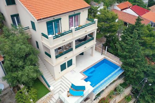 vista aerea di una casa con piscina di Villa Relax , with seaview and two pools near beach a Starigrad (Cittavecchia)