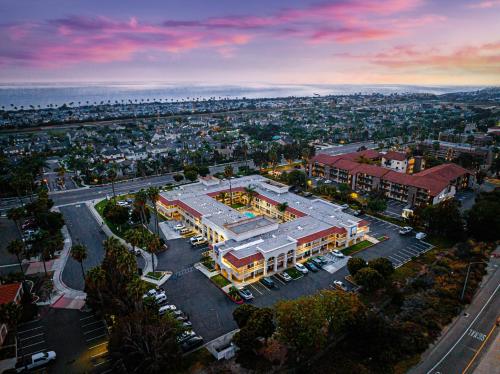 uma vista superior de uma cidade com um edifício em Motel 6-Carlsbad, CA Beach em Carlsbad