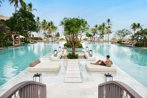 La pileta dentro o cerca de Dusit Thani Hua Hin